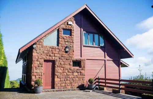 Santo da Serra Ski Chalet | Ocean View Garden Retreat by the Golf Course