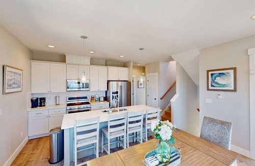 Gleneden Beach House | Ocean-view home with private hot tub, fireplaces, balcony - beach & pool access