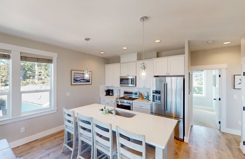Gleneden Beach House | Ocean-view home with private hot tub, fireplaces, balcony - beach & pool access