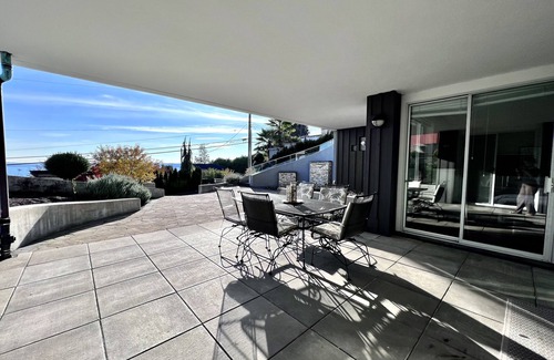 Dundarave Apartment | Ocean View Luxury Suit Room With Patio