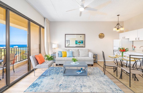 Western Honolulu Condo | Ocean View Oasis with Free Parking: A Waikiki Gem!