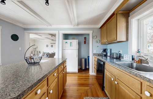 Rockland House | Ocean-view penthouse with deck, gas grill, washer/dryer, full kitchen, & WiFi