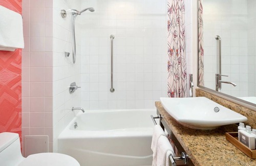 Diamond Head - Kapahulu - St. Louis Hotel | Ocean View Queen Room at Kaimana Beach Hotel | Right on the Beach