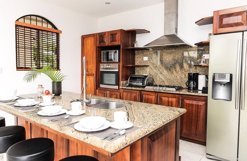 Coco House | Ocean View Single Story House with Private Infinity Pool. 10 min walk to Beach