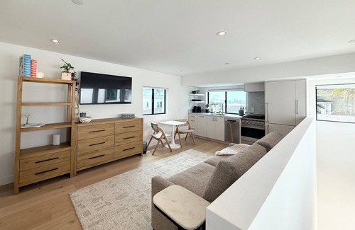 Cardiff-by-the-Sea House | Ocean-View Studio. New, Modern & Walkable to Cardiff Town & Beach