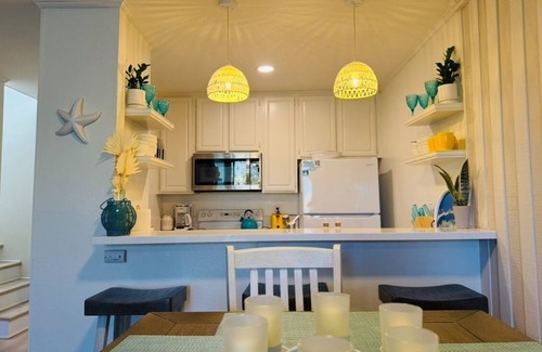 Townsite Condo | Ocean view, updated bright & relaxing beach condo close to it all!