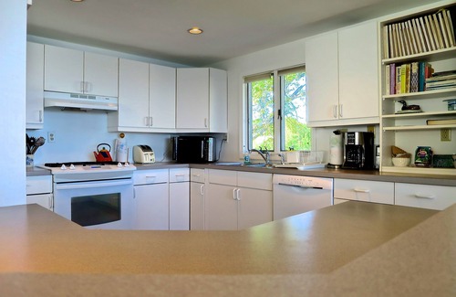 Portsmouth House | Ocean View Waterfront Vacation Getaway