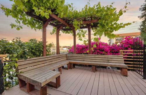 Middletown House | Ocean Views and City Oasis