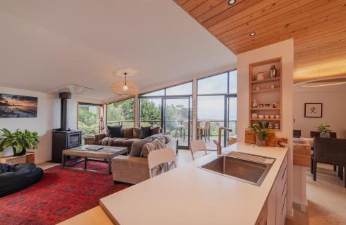 Redcliffs House | Ocean Views at Rapanui Lodge- 4BR Gem with Parking