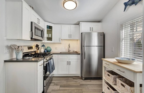 Laguna Beach Cottage | Ocean Views! Detached Villa by Victoria Beach