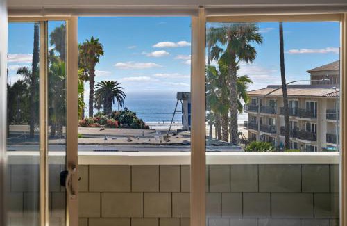 Ocean Park Apartment | Ocean Views - Rooftop Pool 2BR Santa Monica