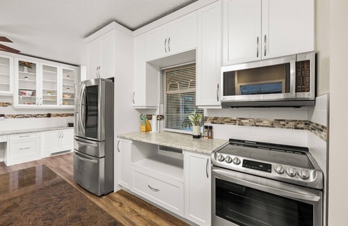 Sooke Hotel | Oceanfront 3 Bed: Private Beach and Dock Access, Hot Tub , BBQ & Free Kayaks!