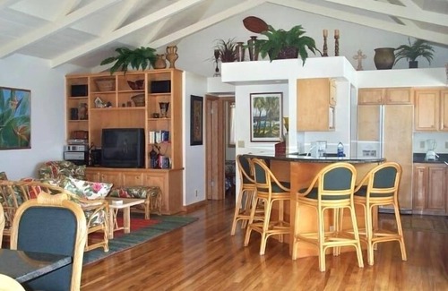 Kahaluu Bay House | Oceanfront, 5 STAR, Home 3 BR/3 BA, wonderful lanai and Jacuzzi -Sleeps 8