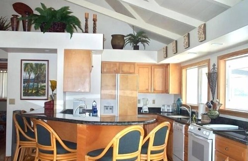 Kahaluu Bay House | Oceanfront, 5 STAR, Home 3 BR/3 BA, wonderful lanai and Jacuzzi -Sleeps 8