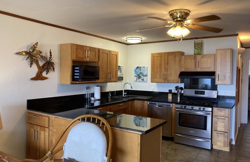 Ualapue Condo | Oceanfront, AC!, king bed, kayaks, pickleball, and beach stuff all included!
