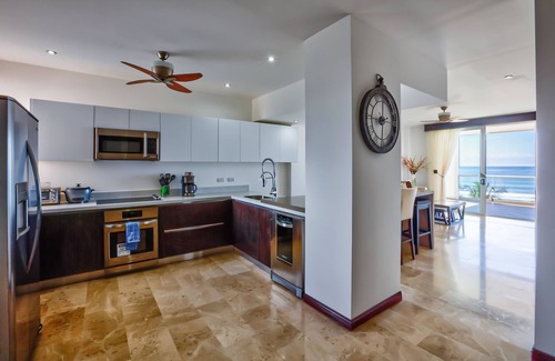 Barrio Los Faroles Apartment | Oceanfront apartment with private balcony, stunning views & pool access