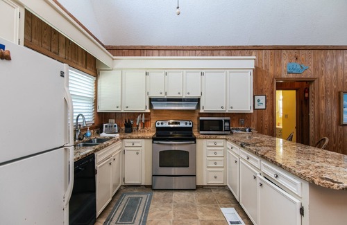 South Carolina Lowcountry House | Oceanfront Classic w/Screened Porch & Sun Deck; Cable TV & WiFi