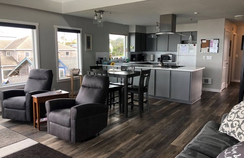 Newport Condo | Oceanfront Condo: Panoramic View, Jacuzzi Tub, Romantic Nye Beach Getaway