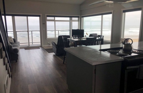 Newport Condo | Oceanfront Condo: Panoramic View, Jacuzzi Tub, Romantic Nye Beach Getaway