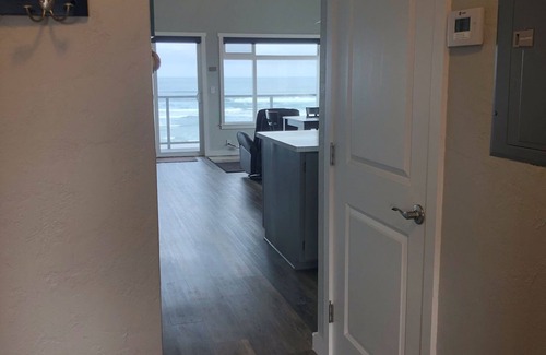 Newport Condo | Oceanfront Condo: Panoramic View, Jacuzzi Tub, Romantic Nye Beach Getaway