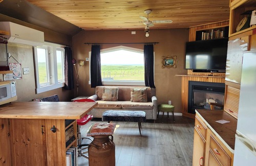 Darnley Cottage | Oceanfront Cottage with Fireplace & AC in Charming Kensington, PEI