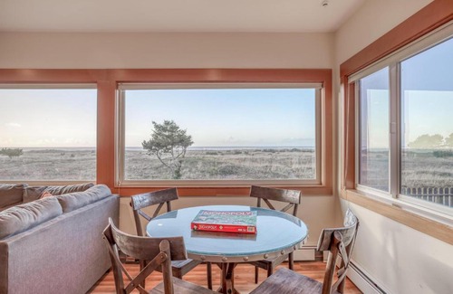 Seaside House | Oceanfront Getaway - Meredith Lodging