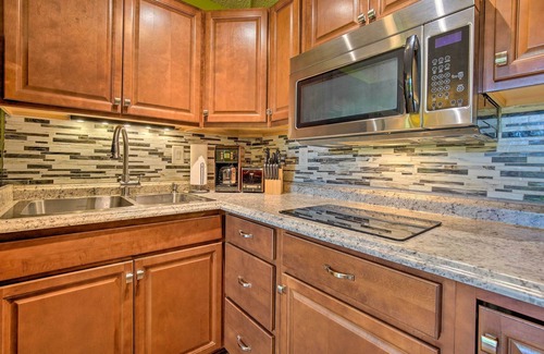 Historic Kailua Village Condo | Oceanfront Kailua-Kona Islander Studio w/Lanai!