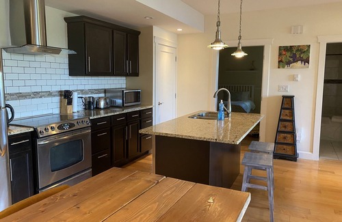 Sooke House | OCEANFRONT - Modern. In Sooke core & close to amenities. Hottub.