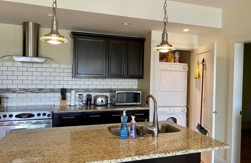 Sooke House | OCEANFRONT - Modern. In Sooke core & close to amenities. Hottub.