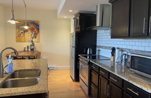 Sooke House | OCEANFRONT - Modern. In Sooke core & close to amenities. Hottub.