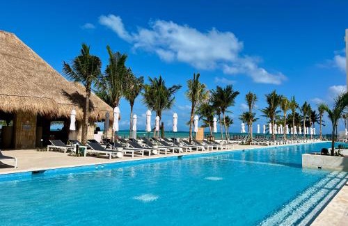 Zona Hotelera Apartment | Oceanfront Paradise in Cancun Hotel Zone