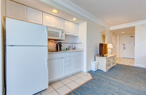 Ortona Park Hotel | Oceanfront studio with beach access, gym & high-speed WiFi