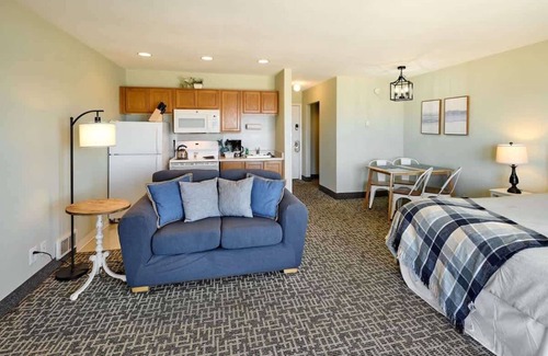 Logsden Condo | Oceanfront Studio, King Bed, Full Kitchen-Downtown