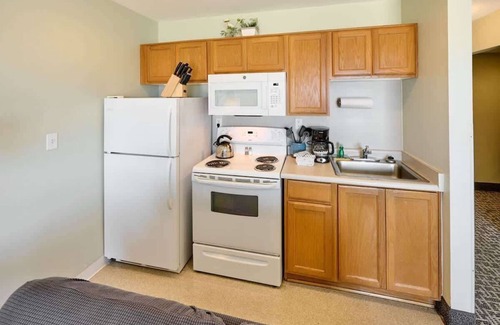 Logsden Condo | Oceanfront Studio, King Bed, Full Kitchen-Downtown