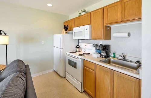 Logsden Condo | Oceanfront Studio, King Bed, Full Kitchen-Downtown