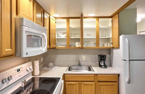 Logsden Condo | Oceanfront Studio With Full Kitchen - Beach Access - Pool & Hot Tub!