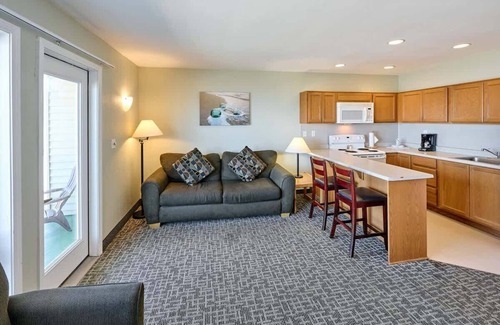 Logsden Condo | Oceanfront Suite - Beach Access - Heated Pool and Hot Tub!