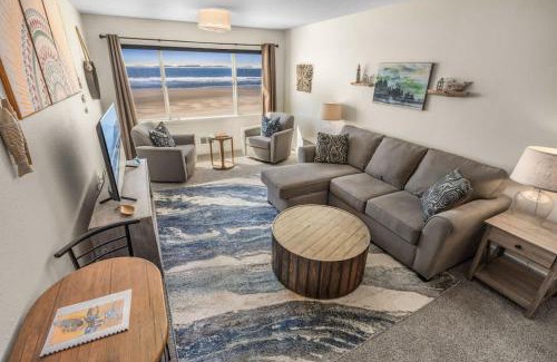 Lincoln City House | Oceanfront Suite - Top Floor - Sleeps 4 - Pool and Sauna