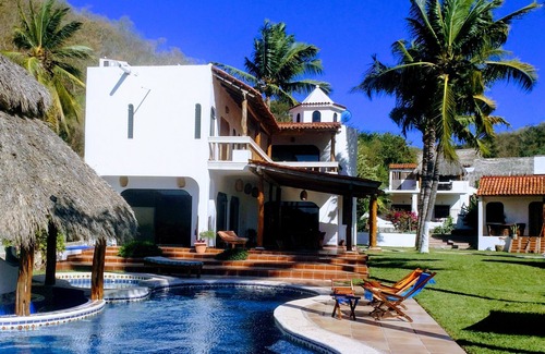 Cuastecomates Villa | Oceanfront Villa with garden and pool, on the beach. Individual rooms 125/nt.