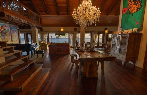 De Bruynewijk Villa | Oceanfront Villa with Overwater Deck