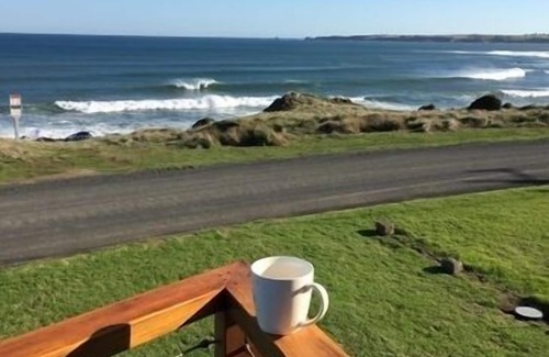 Sunderland Bay House | Oceans 180-Absolute ocean frontage, 2min walk to the beach, plus whale watching.