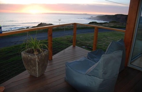 Sunderland Bay House | Oceans 180-Absolute ocean frontage, 2min walk to the beach, plus whale watching.