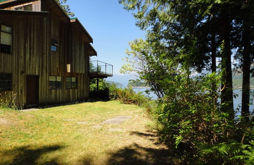 Egmont House | Oceanside dream vacation property with four bedrooms and two bathrooms