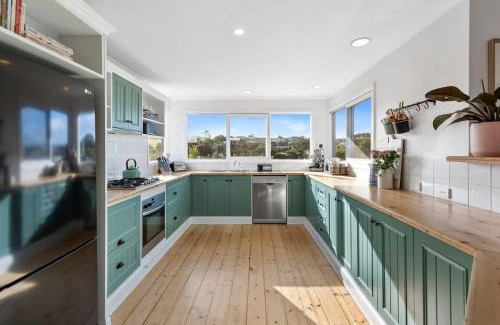 Ocean Grove House | Oceanside haven opposite the surf beach