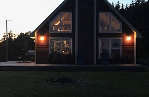 Livingstone Cove Cottage | Oceanview Cottage - Enjoy Your Morning Coffee at the Lighthouse!