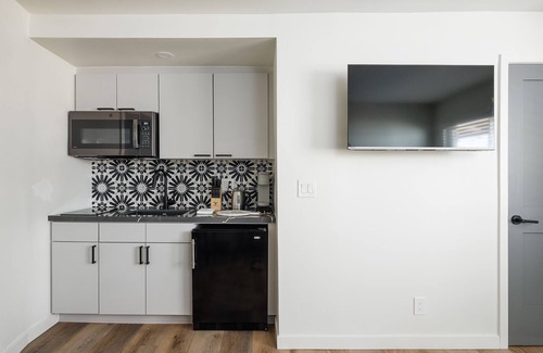 Oceanside Condo | Oceanview Queen Suite Steps from the Sand (304)