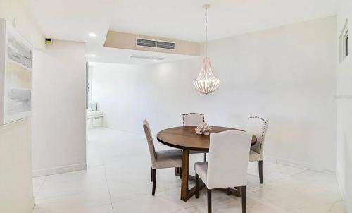 Puerta de Tierra Apartment | Oceanview Sub Penthouse, Walk to Beach & Pool