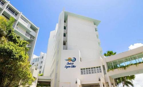 Puerta de Tierra Apartment | Oceanview Sub Penthouse, Walk to Beach & Pool