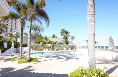 Puerta de Tierra Apartment | Oceanview Sub Penthouse, Walk to Beach & Pool