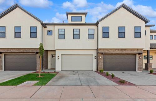 Santa Clara House | Ocotillo Spring Resort 44 Sky Fire Private Brand-New Home, Private Hot Tub, and Community Pool